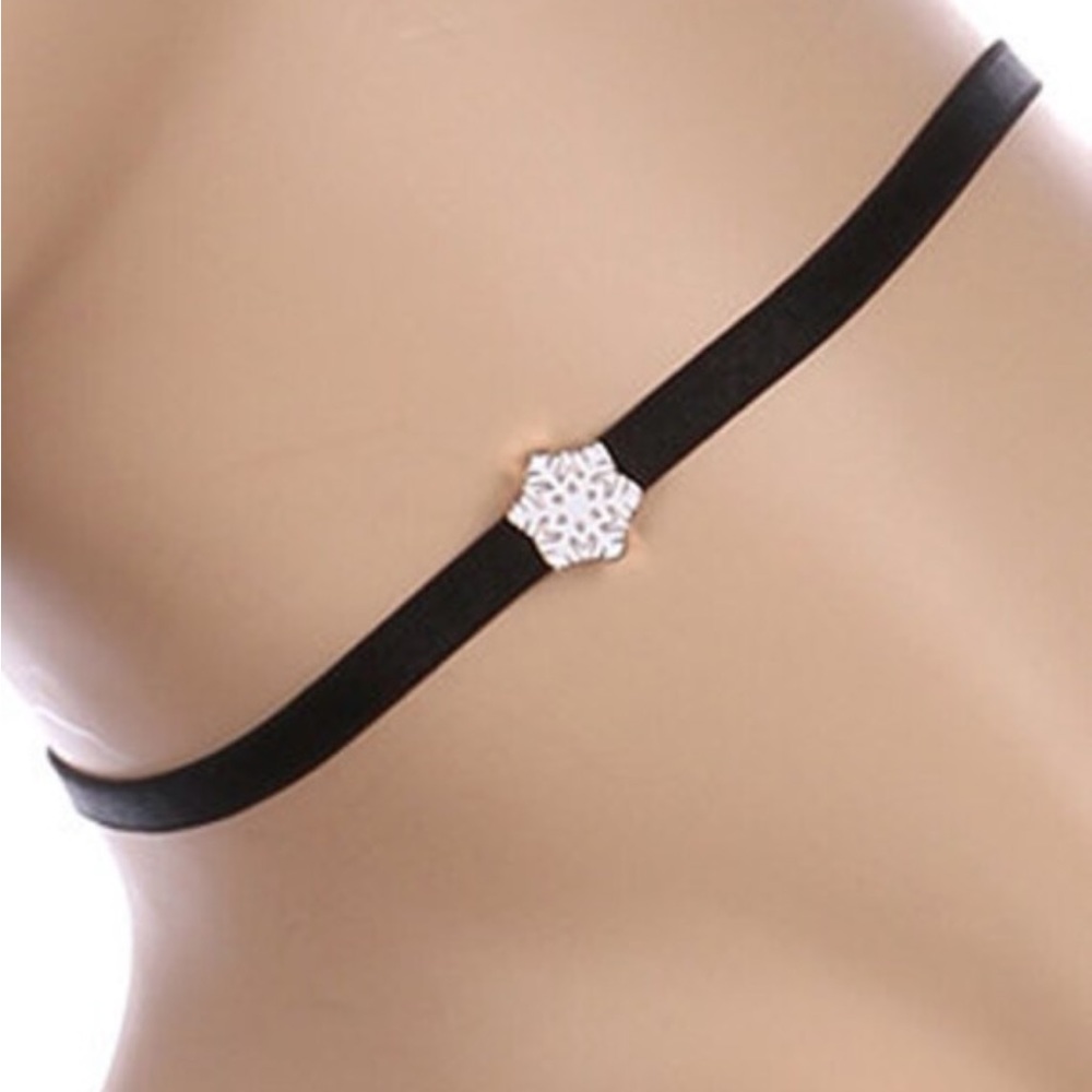 🌴3/$10 - Snowflake Charm Adjustable Choker Necklace